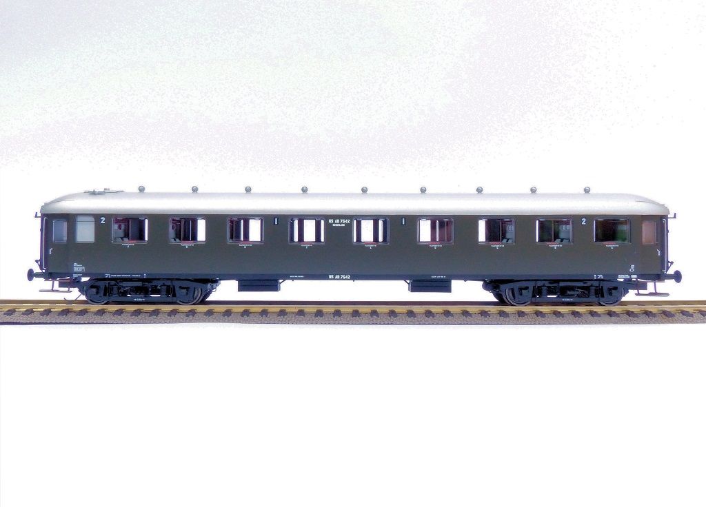NS AB7542 oliv grün, silbernes Dach. Hohes Klassenbord